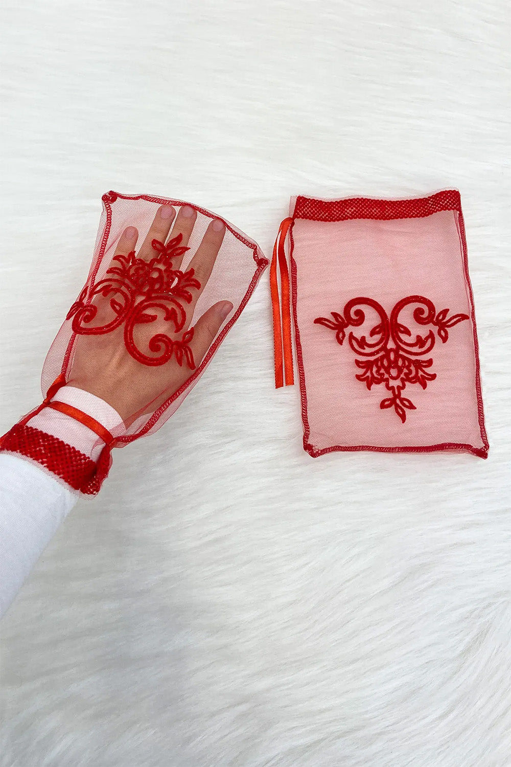 Elegante Rode Henna Handschoenen van Tule met Sierlijk Motief - Kina Eldiveni